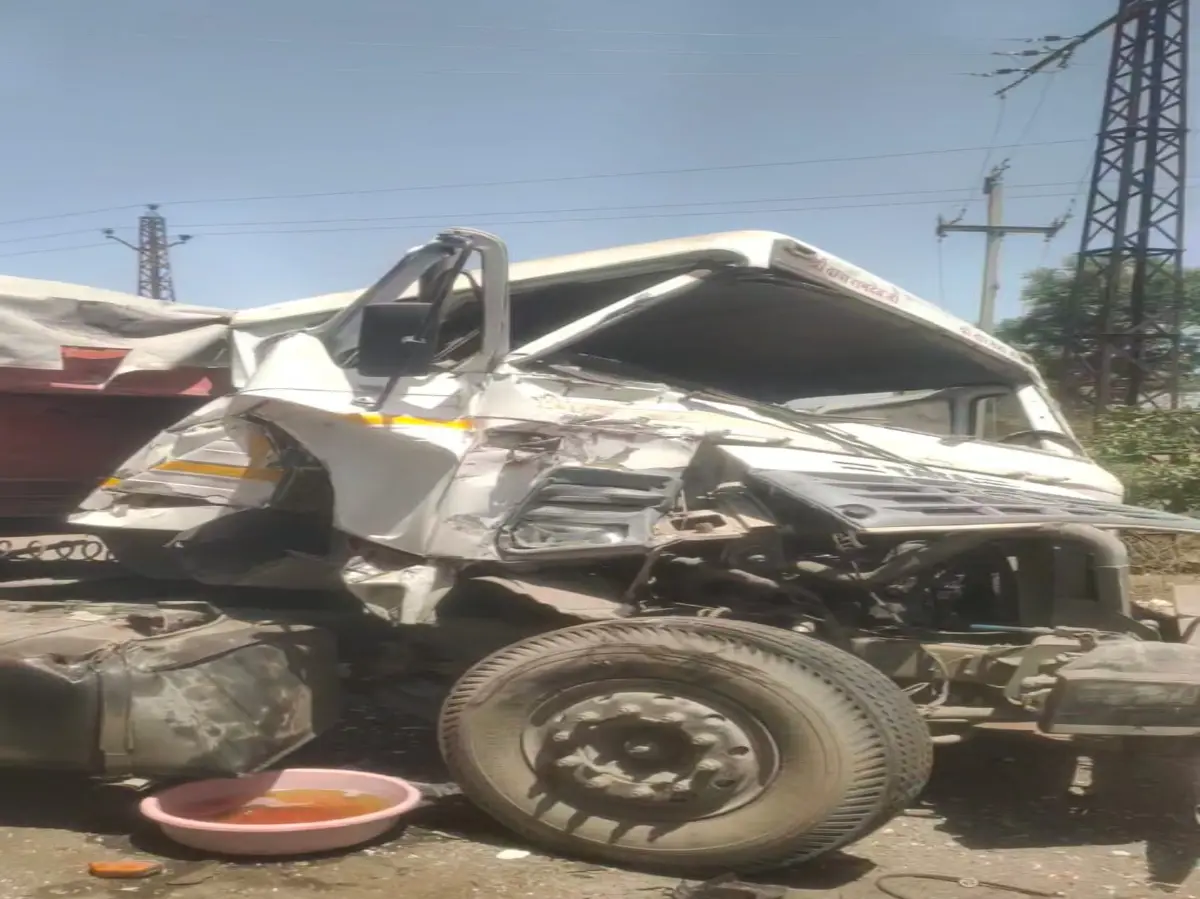 Pratapgarh News: नेशनल हाईवे पर दो ट्रेलरों में भिड़ंत, एक ट्रेलर का केबिन हुआ चकनाचूर
