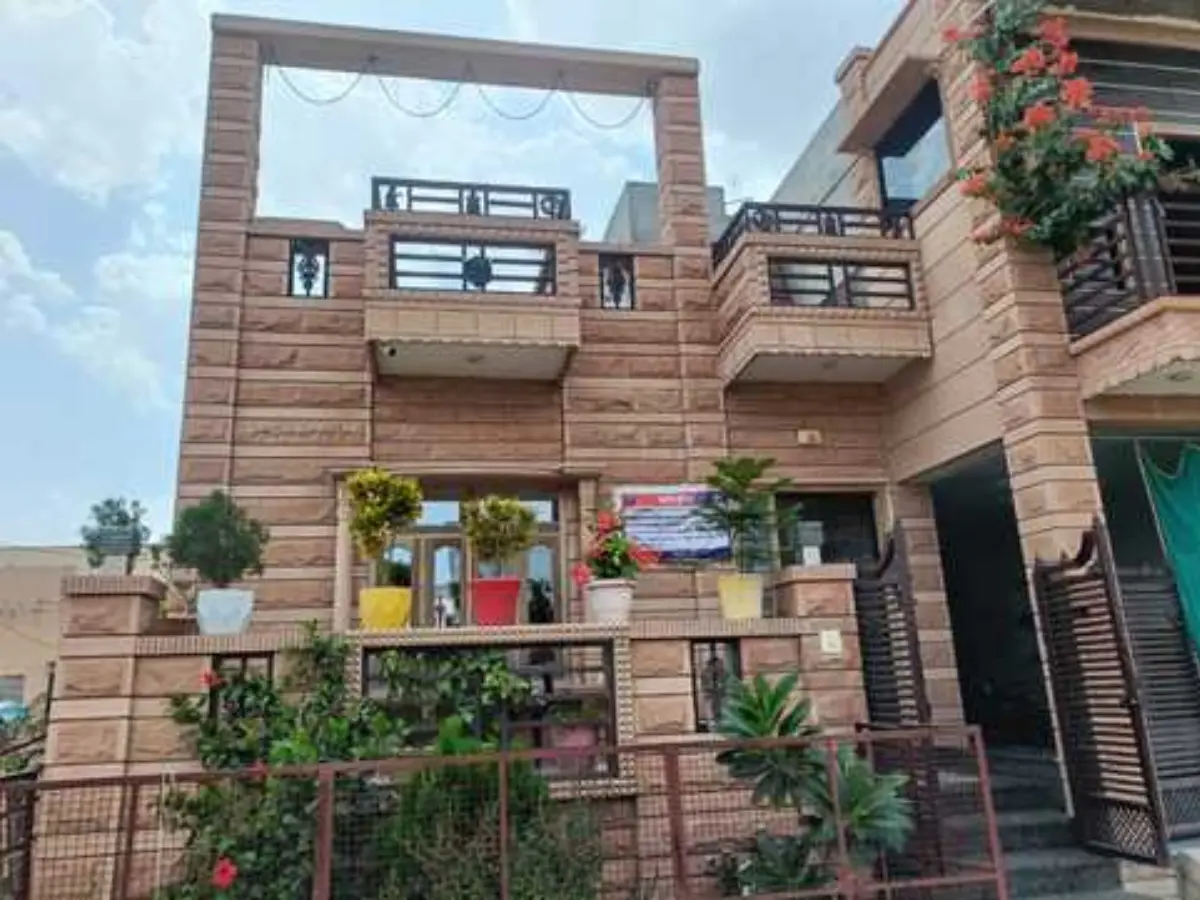 Girlfriend के नाम किया था नशे की कमाई से बना आलीशान मकान, नशे के सौदागर की 1 करोड़ की काली कमाई पुलिस ने की सीज