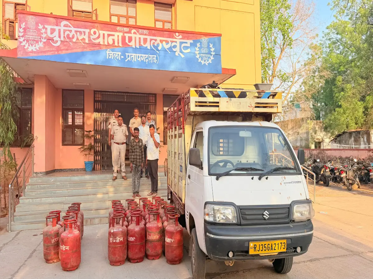 Pratapgarh News: पीपलखूंट में घरेलू गैस सिलेंडरों की कालाबाजारी, 33 सिलेंडर जब्त