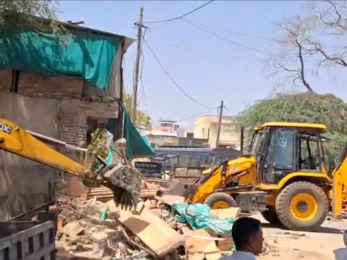 बारां में अतिक्रमण पर चला प्रशासन का पिला पंजा, बाईपास निर्माण में बाधक अवैध दुकानें जमींदोज