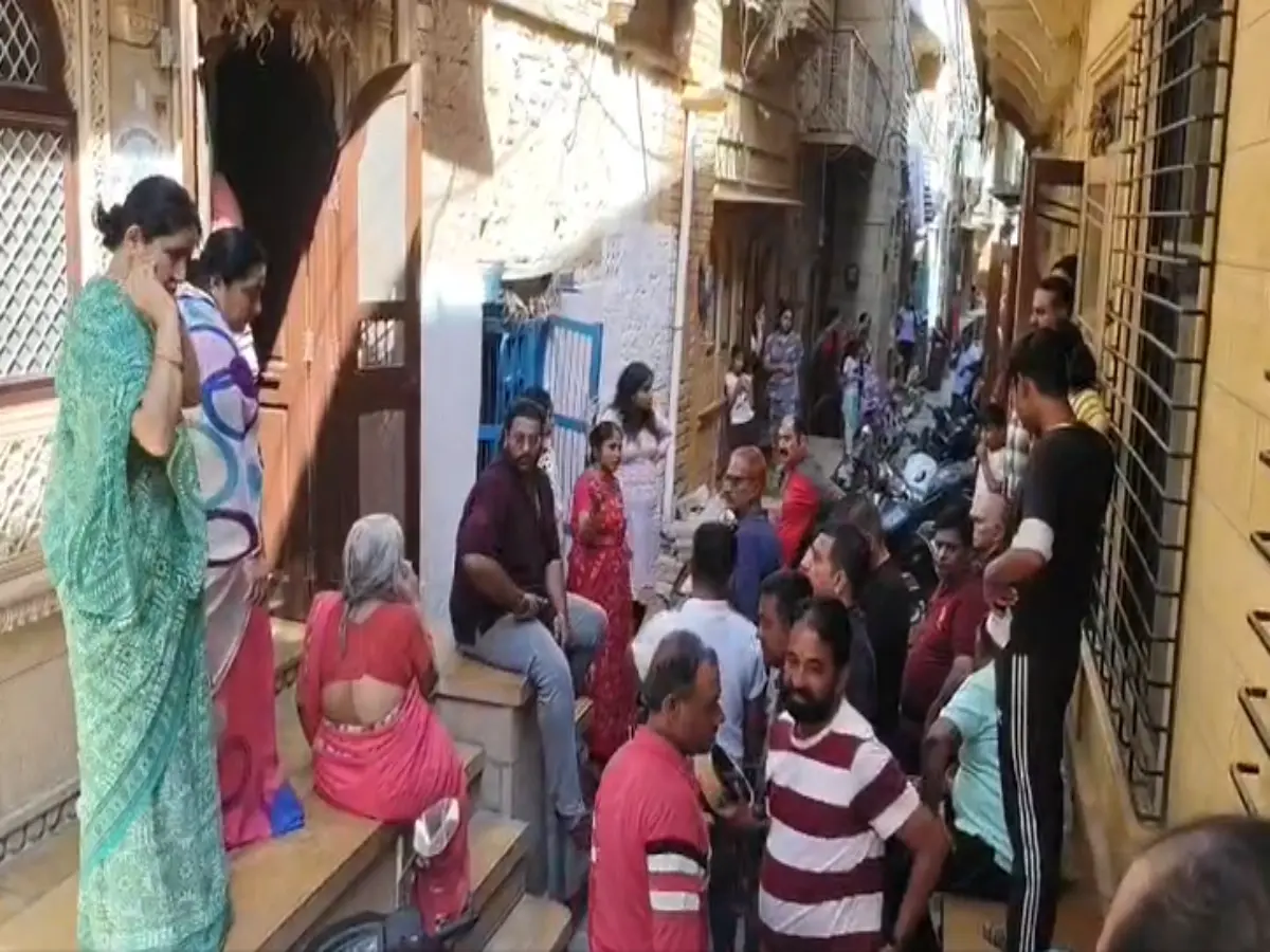 जैसलमेर में दिनदहाड़े व्यापारी के घर में घुसे 3 बदमाश, पत्नी को चाकू दिखा बंधक बनाकर...