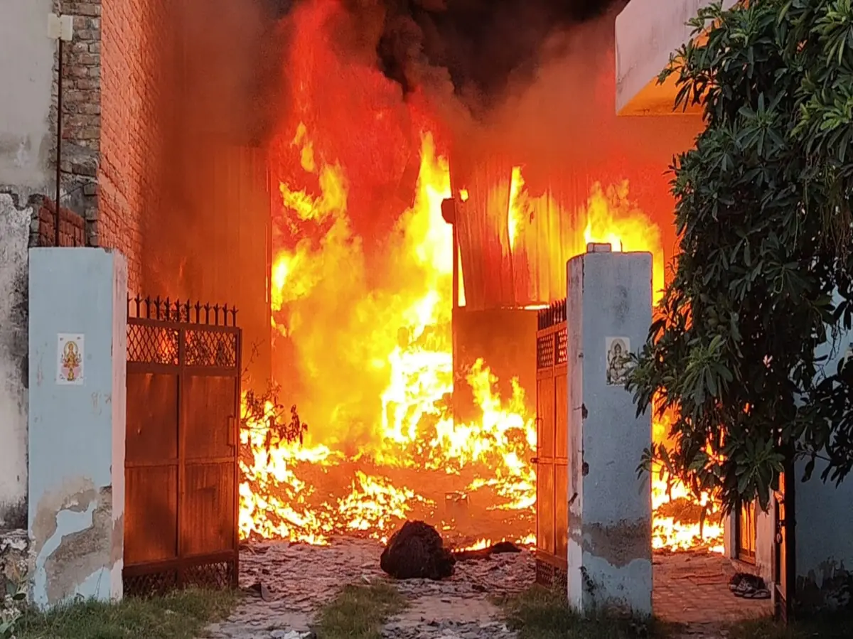 बहरोड़ के औद्योगिक क्षेत्र में लगी भीषण आग, धू-धू कर जल रही कपड़ा फैक्ट्री