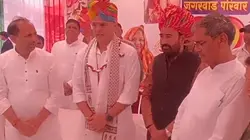 करौली में पूर्व MLA के बेटे के विवाह में जुटे कांग्रेस के दिग्गज, अशोक गहलोत-सचिन पायलट हुए शामिल