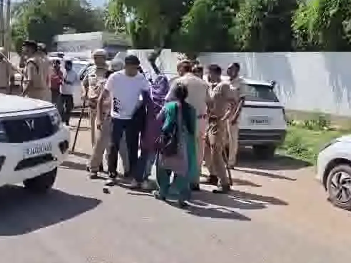 राजस्थान में भी नोएडा जैसा सैलरी को लेकर हंगामा, पुलिस ने किया हल्का बल प्रयोग