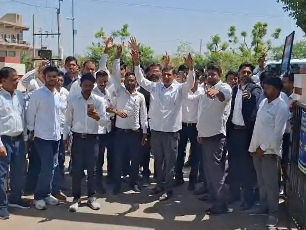 Rajasthan News: डीडवाना में वकीलों का उग्र प्रदर्शन, थानाधिकारी के खिलाफ खोला मोर्चा, जलाया ज्ञापन
