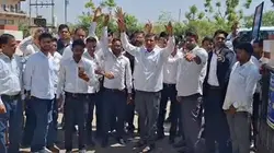 Rajasthan News: डीडवाना में वकीलों का उग्र प्रदर्शन, थानाधिकारी के खिलाफ खोला मोर्चा, जलाया ज्ञापन