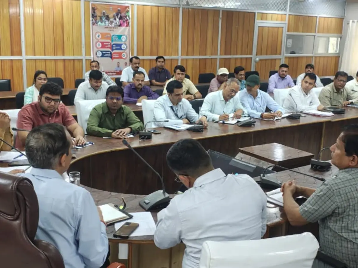 डूंगरपुर में कलेक्टर ने कसी अधिकारियों की नकेल, बोले-'ऑफिस छोड़ फील्ड में उतरें, मानसून से पहले पूरे करें विकास कार्य'