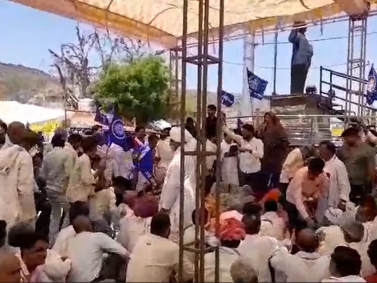 अंबेडकर जयंती से पूर्व बौंली में भारी बवाल, पट्टिका विवाद को लेकर विधायक इंदिरा मीणा ने किया थाने का घेराव