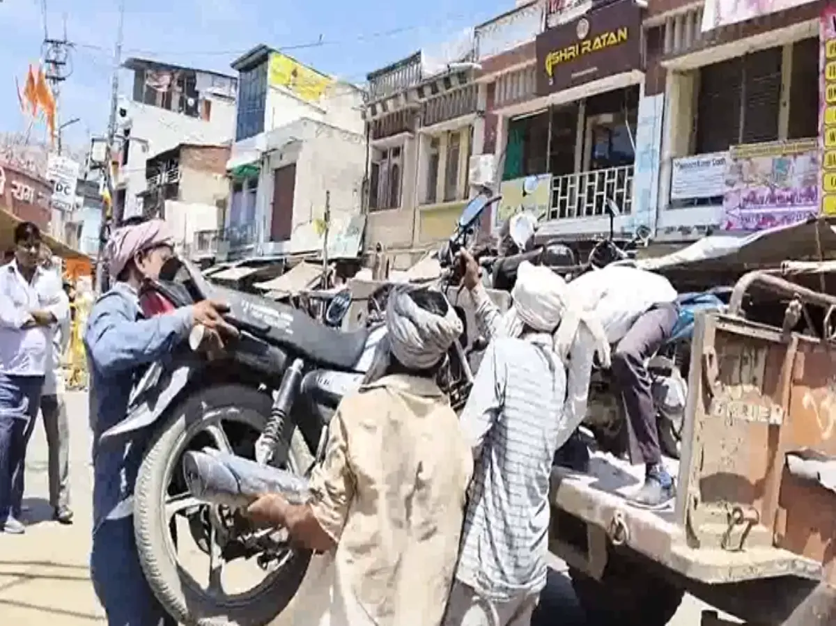 अलवर में नो-पार्किंग के खिलाफ सख्ती, 25 बाइक और 5 कार जब्त