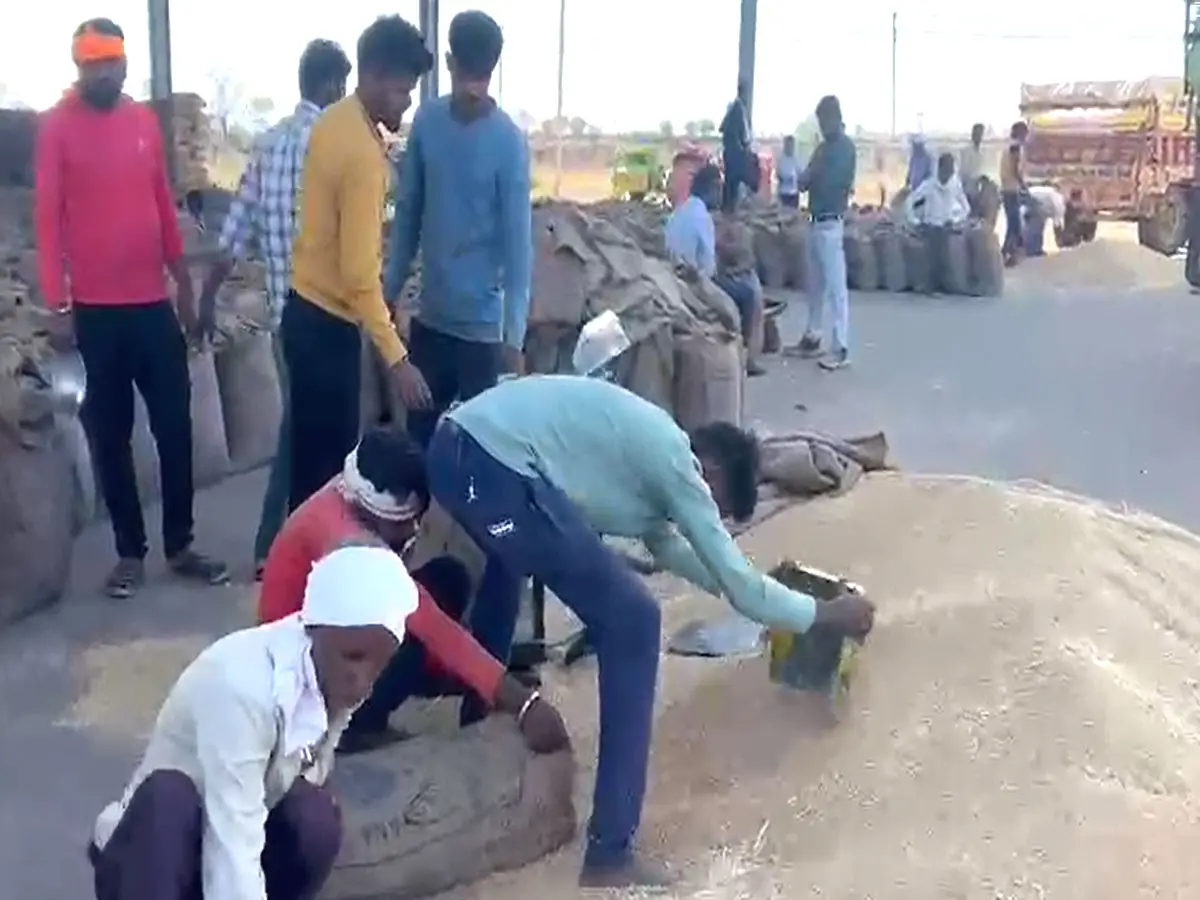 बारां में भीषण गर्मी में 3 दिन से भूखे-प्यासे इंतज़ार कर रहे किसान, नहीं हो रही गेहूं की तुलाई