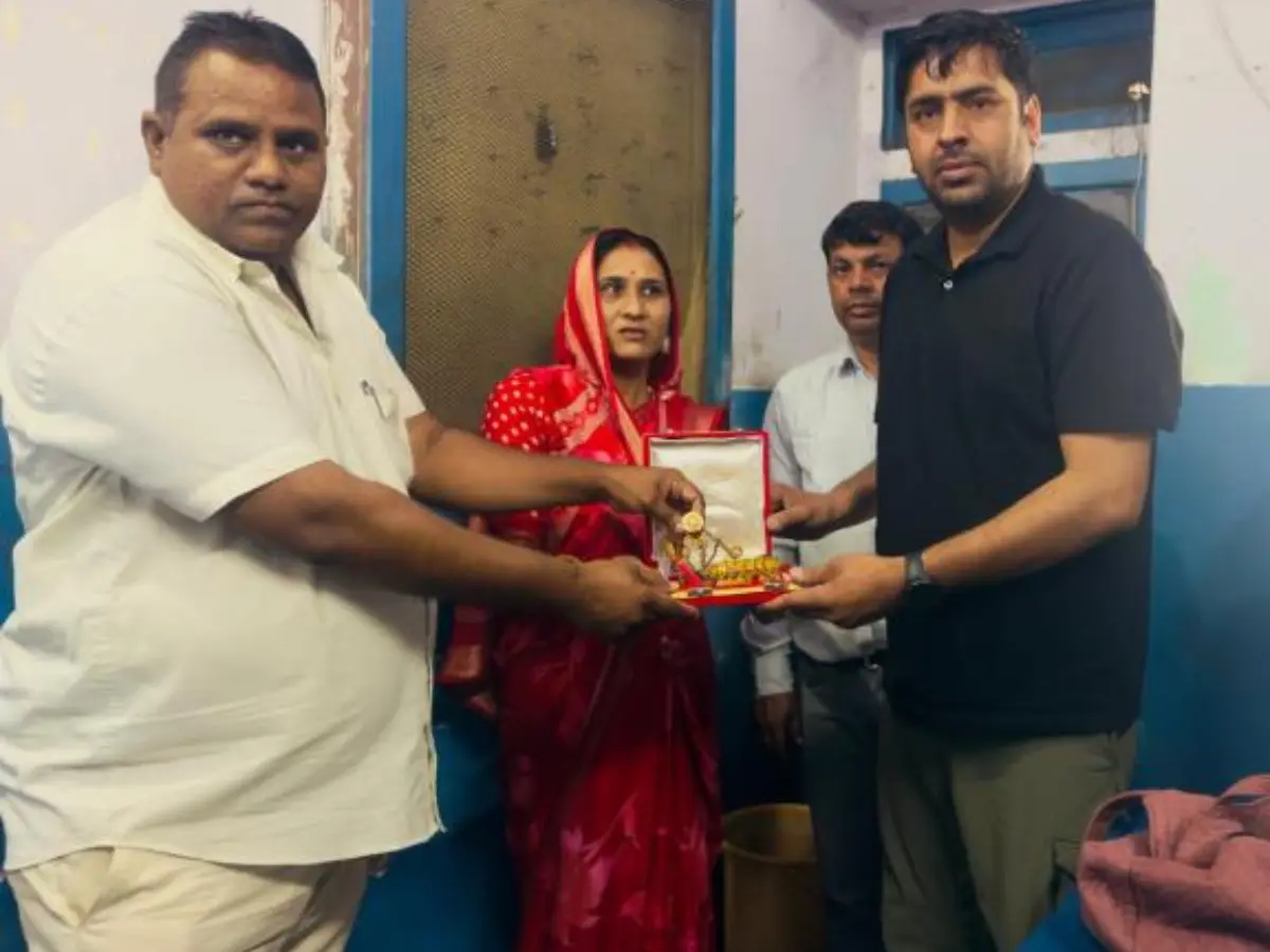 राजस्थान और यूपी रोडवेज के अधिकारियों की ईमानदारी की मिसाल, लाखों के जेवरात के साथ खोया हुआ बैग यात्री को लौटाया