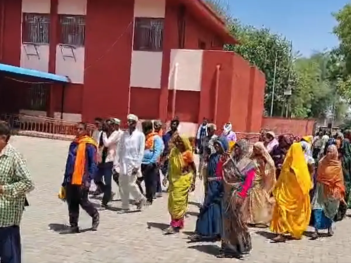 भंवरगढ़ में पीएम आवास योजना में गड़बड़ी, ग्रामीणों ने कलेक्ट्रेट पर प्रदर्शन कर की कार्रवाई की मांग