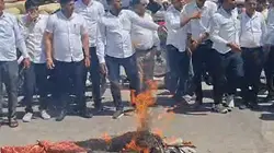 डीडवाना में वकीलों का प्रदर्शन जारी, थानाधिकारी का पुतला फूंककर जताया विरोध