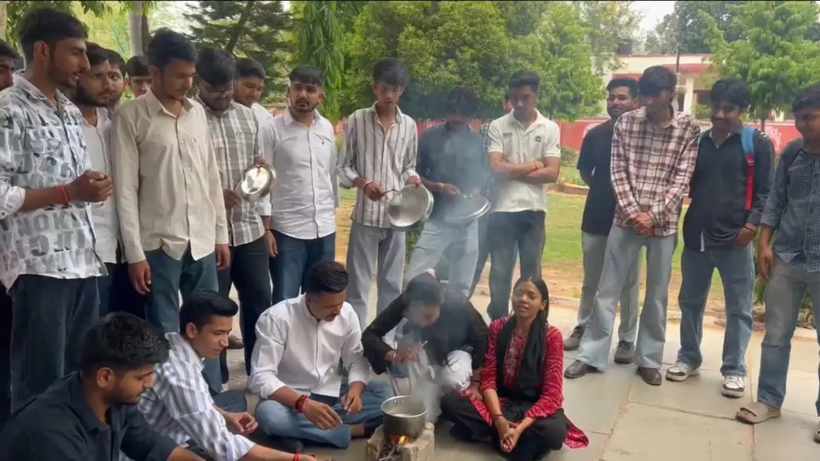 राजस्थान यूनिवर्सिटी में कैंटीन बंद! छात्रों का फूटा गुस्सा, अनोखे अंदाज में प्रदर्शन