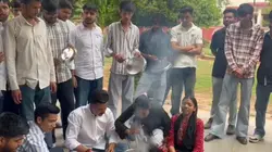 राजस्थान यूनिवर्सिटी में कैंटीन बंद! छात्रों का फूटा गुस्सा, अनोखे अंदाज में प्रदर्शन