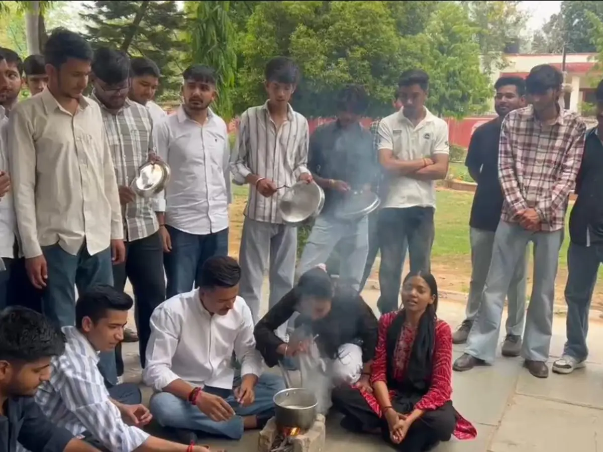 राजस्थान यूनिवर्सिटी में कैंटीन बंद! छात्रों का फूटा गुस्सा, अनोखे अंदाज में प्रदर्शन राजस्थान यूनिवर्सिटी में कैंटीन बंद! छात्रों का फूटा गुस्सा, अनोखे अंदाज में प्रदर्शन