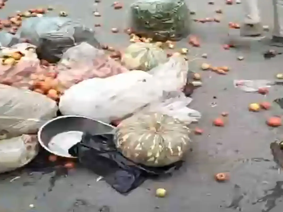 Baran | बारां में अतिक्रमण हटाने गई टीम पर हमला! फाड़ दिए कर्मचारी के ...