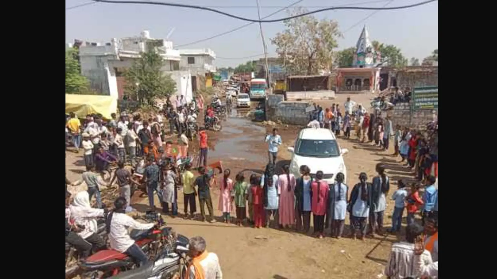 700KM दूर बैठे प्रिंसिपल के खिलाफ छात्र-छात्राओं का फूटा गुस्सा, स्कूल के गेट पर जड़ दिया ताला