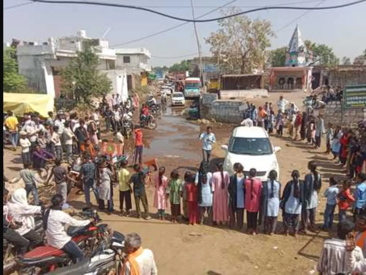 700KM दूर बैठे प्रिंसिपल के खिलाफ छात्र-छात्राओं का फूटा गुस्सा, स्कूल के गेट पर जड़ दिया ताला 700KM दूर बैठे प्रिंसिपल के खिलाफ छात्र-छात्राओं का फूटा गुस्सा, स्कूल के गेट पर जड़ दिया ताला