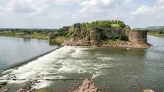 3 ओर से नदियों से घिरा, 1 तरफ खाई... ये है राजस्थान का बिना नींव का अनोखा किला, जो इंजीनियरों के लिए एक पहेली!