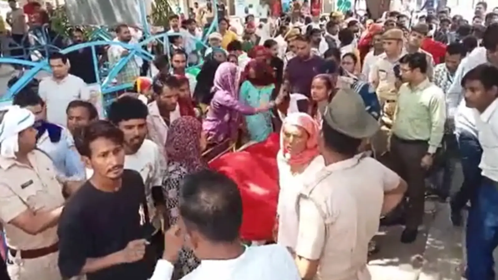कोटा एमबीएस अस्पताल में दो मरीजों की मौत के बाद बवाल, डॉक्टर से मारपीट