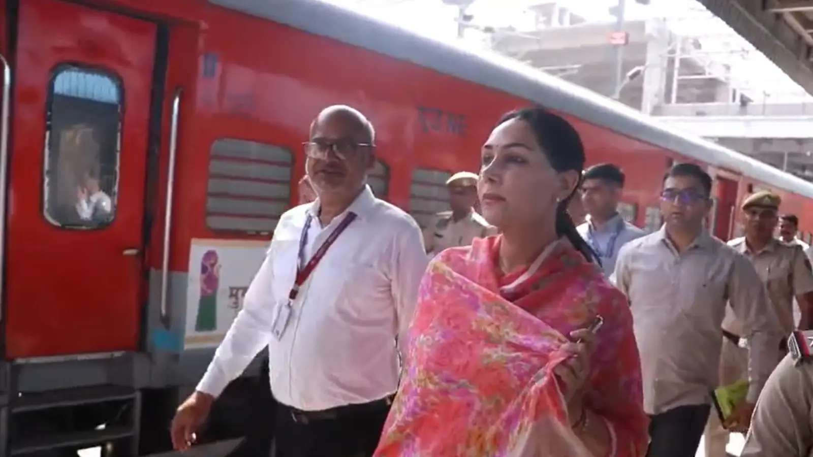 Rajasthan News: डिप्टी सीएम दिया कुमारी का ट्रेन सफर, आम यात्रियों के बीच किया जयपुर-अजमेर की यात्रा, ईंधन बचत का दिया संदेश