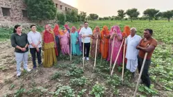 नागौर दौरे पर तिलानेश गांव पहुंचे CM भजनलाल, किसानों संग खेत में किया काम, बच्चों को बांटी चॉकलेट