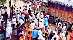 खाद की किल्लत से भड़के किसानों ने किया सड़क जाम, कालाबाजारी के आरोप, प्रशासन ने दिया समाधान का भरोसा