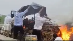 सवाई माधोपुर में तिरपाल के नीचे जली चिता, लोग बोले- श्मशान घाट पर नहीं था टीन शेड