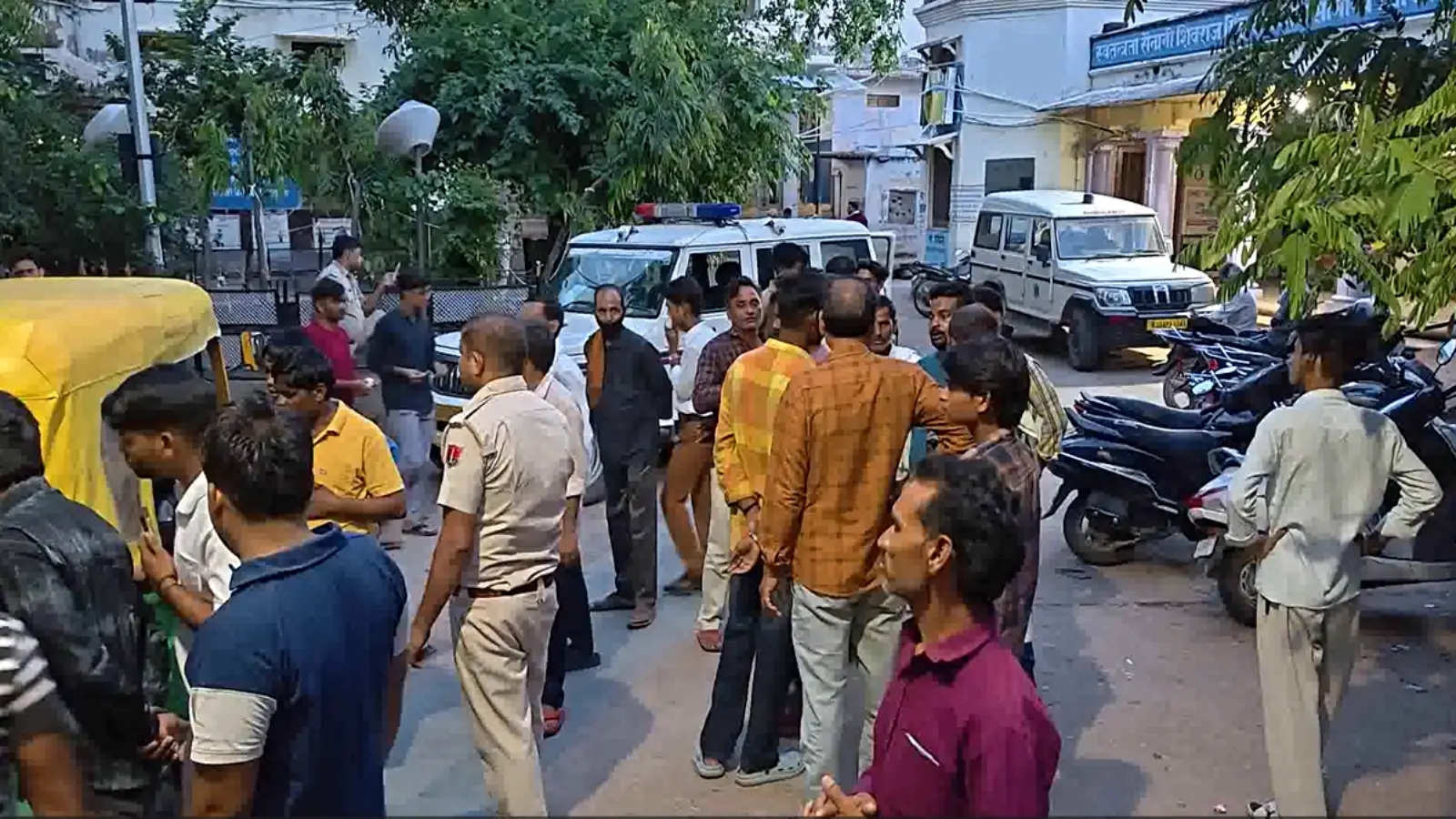 करौली में रफ्तार का कहर! NH-23 पर ट्रक ने बाइक को कुचला, 3 युवकों की दर्दनाक मौत