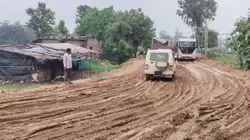 प्रतापगढ़ के पीपलखूंट में भारी बारिश से गड्ढों और कीचड़ से भरी सड़क, हमेशा हादसे का खतरा