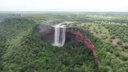 बहने लगा दमोह का झरना, खूबसूरती देखने लायक लेकिन इंसान की जान भगवान भरोसे