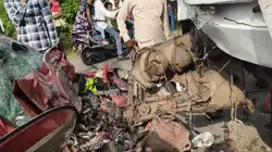एक झटके में उजड़ गया परिवार! बस और कार की भयानक भिड़ंत में दो की मौत, 2 गंभीर घायल
