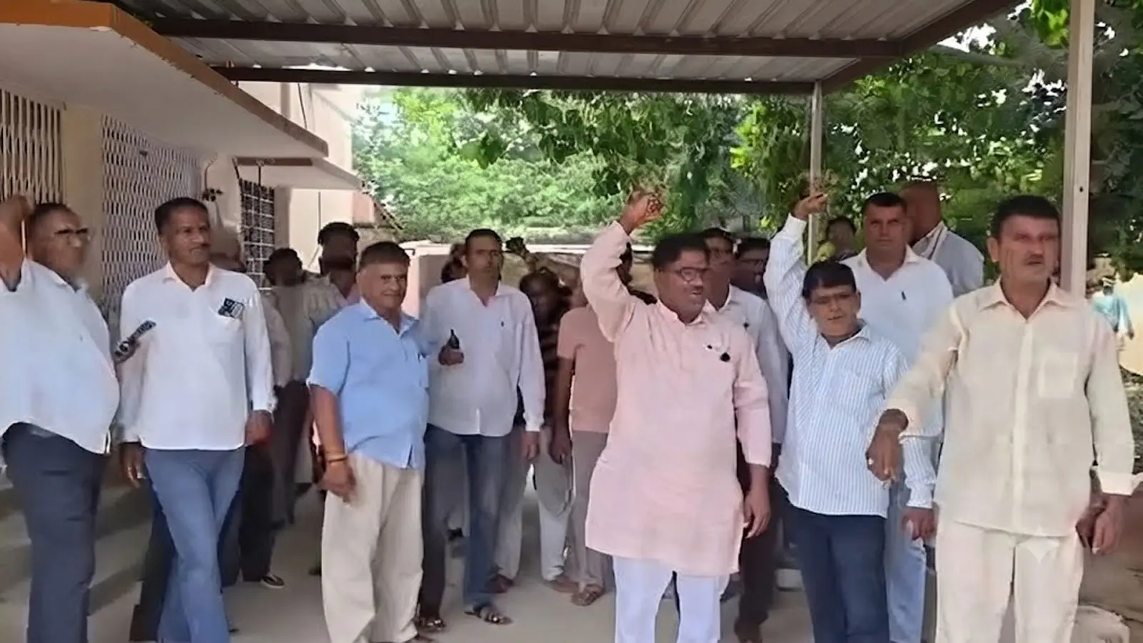 Jhunjhunu: जेईएन पर मुकदमा दर्ज कराने का आरोप, ग्रामीण बोले- गिरफ्तारी देने को तैयार