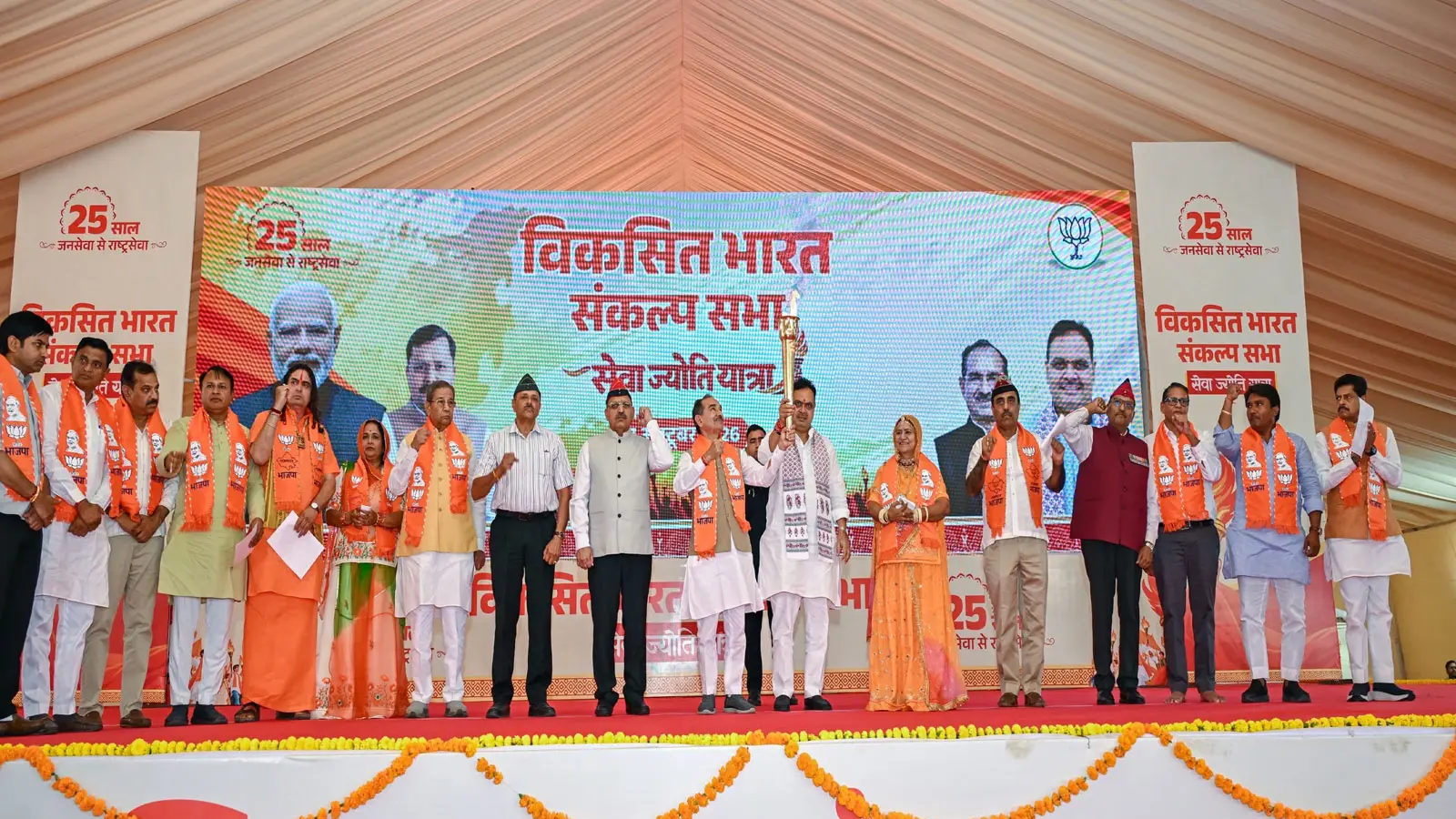 25 साल की बेमिसाल सेवा: राजस्थान में बीजेपी का शक्ति प्रदर्शन, हाथ में मशाल थामे नजर आए सीएम भजनलाल